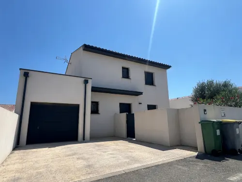 Modern villa with pool near beach and freeway - piscine