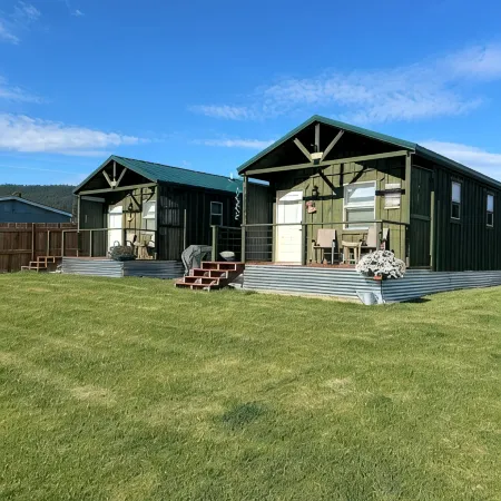 Dora’s Cabin at Grans – Flathead Lakefront, Firepit, Dock, Kayaks, Pet Friendly.
