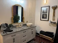 Spacious 5-bedroom house with WiFi, AC in welcoming Opelika - balcony