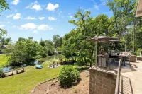 Large Waterfront Cabin-Browns Lake-Hot Tub, EV, Peloton, Pier -  Habitaciones en casas particulares