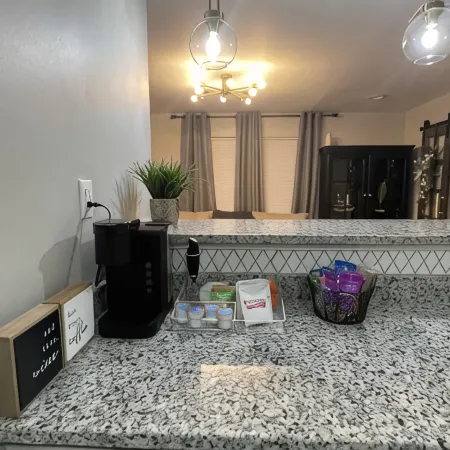 The Chic Getaway: 2BD/1BA Q Beds w/ Smart TVs