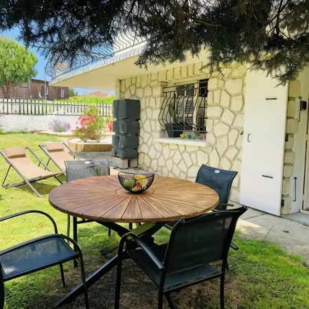 Ground Floor Flat with Garden - Furnished Holiday Home- All Comforts - Wifi