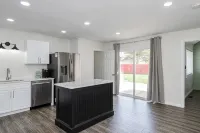 Central Location- Updated 3 Bed 2 Bath - Homestays