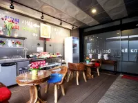 Jeonju Deokjindong Hotel Wannabe Отели рядом с достопримечательностью «Парк Токчин»