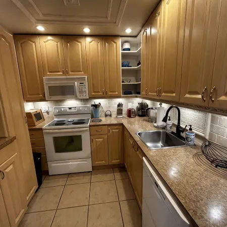 Condo with pool, walking distance to beach, groceries and several restaurants