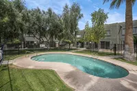Walking distance to MIll Ave, Tempe Beach Park, Sun Devil Stadium, ASU. UPDATED! - Homestays