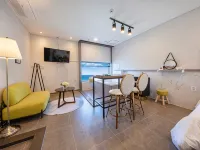 Gangneung We Pension (Anmok Coffee Street) 安木海灘（Anmok Beach）附近的飯店