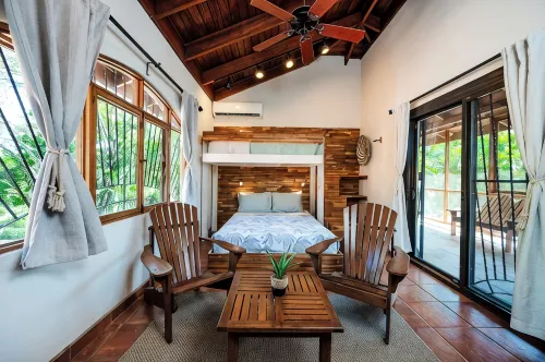 Casa Juliana: Beautifully renovated Villa in Jan '25 with pool steps from beach - Homestays