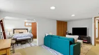 Walk 2 Light Rail-Quiet-HotTub-0.5 mi 2 Airport-Food, Shopping, Fun! - Kitchens