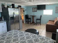 Beautiful Detached Remodeled Cottage Studio/ Downtown Palm Harbor.NON FLOOD Zone