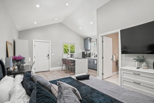 Modern & Cozy Guest House Studio PET Friendly Parking