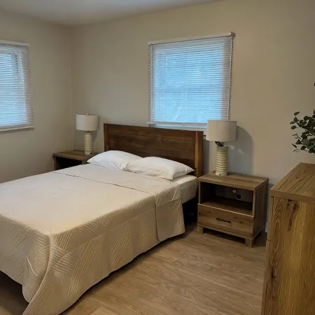 Cozy Modern Farmhouse Prime Lakeview Location