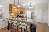 North Center Chicago - Walkable - Transit Accessible - King & Queen Beds - Apartments