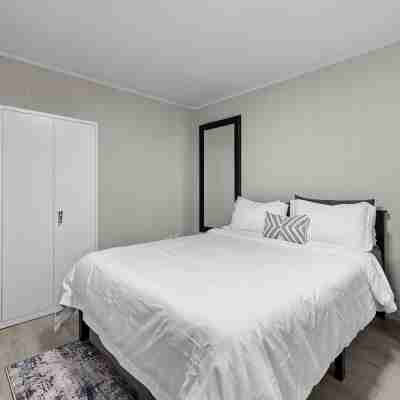 Chic Apartment Near Duke~Easy Access to Downtown & Dining Spots Rooms