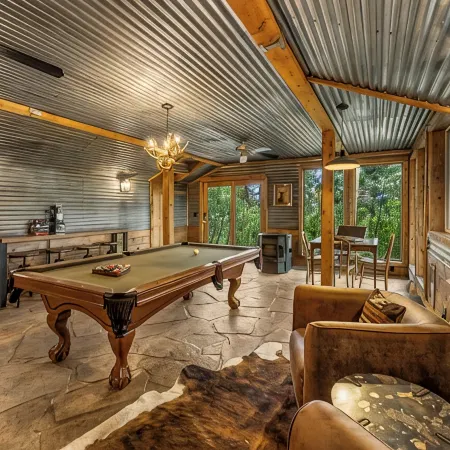 Bailey Treetop Retreat: Spacious, Hot Tub, Pool Table, Yoga, Family, Views