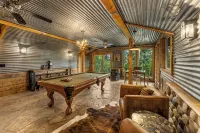 Bailey Treetop Retreat: Spacious, Hot Tub, Pool Table, Yoga, Family, Views