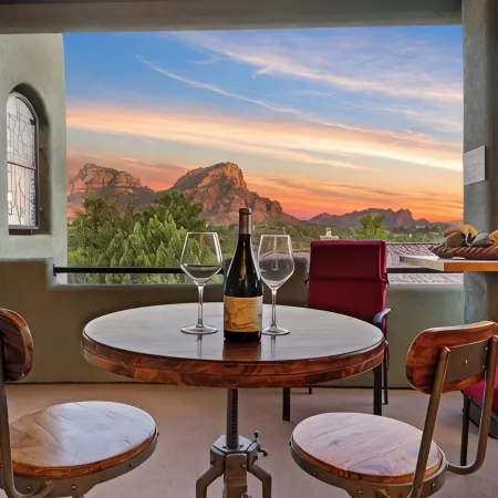 Nature's Gallery Luxury: Stained Glass, Jacuzzi, Gaming, Prof’l Kitchen + Views!
