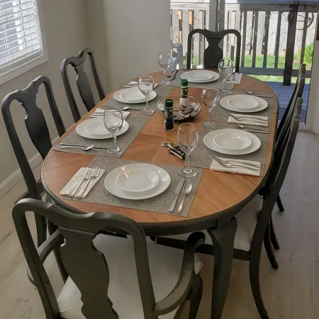 Comfy Spacious Home, Minutes to Beaches, King Bed, Sleeps 9, WiFi, Dog friendly
