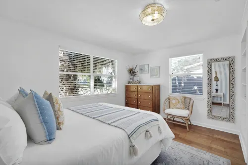 WOW 4 blocks to beach w/ Unique POOL! 3min walk to local coffee/shops/playground - Jacuzzi