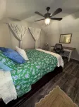 Monkey Business  – Private Lake, Dock, Stunning Views, Close to Gainesville UF - キッチン