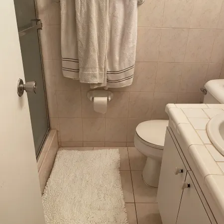 Charming beach front condo, Freeport ,Coral Beach, with AC/WiFi, salon/spa, pool