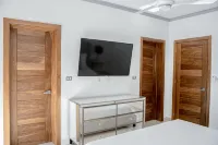 Luxurious & Cozy 2BR Condo 5 Minutes Walk to the Beach - Balkoner