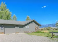Luxury Home on Blue Ribbon Madison River and steps away from downtown Ennis, MT. - WiFi
