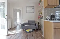 Colorful Modern Hideaway In Downtown Woodstock - AC & WiFi - Homestays