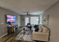 3 bed/3 bath condo close to everything!  1.5 miles from Jordan-Hare Stadium - บูติค
