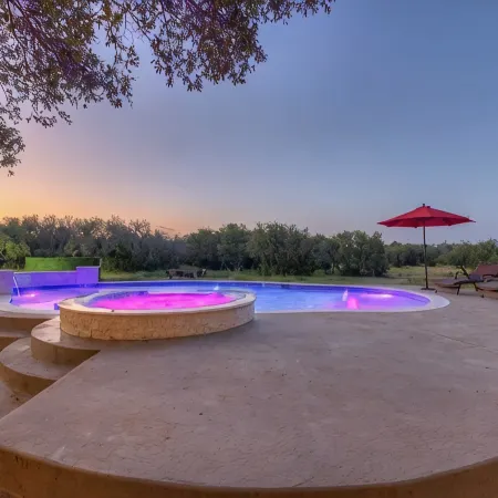 Oakridge Ranch: Pool + Hot-tub, Pickleball Court, Whiskey & Wine Room!