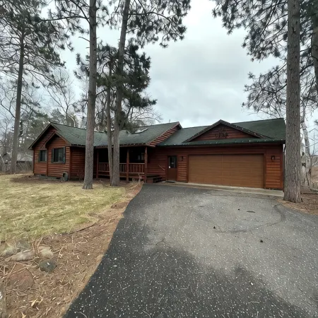Cozy 3-bedroom cabin in charming Crosslake with WiFi and AC