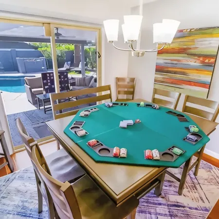 Heated Pool/Fire Lounge/TVpatio Oasis in Uptown!