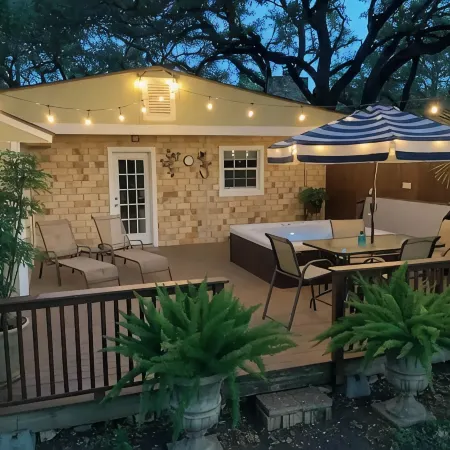 Under the Oaks, a charming, romantic retreat with hot tub and sauna