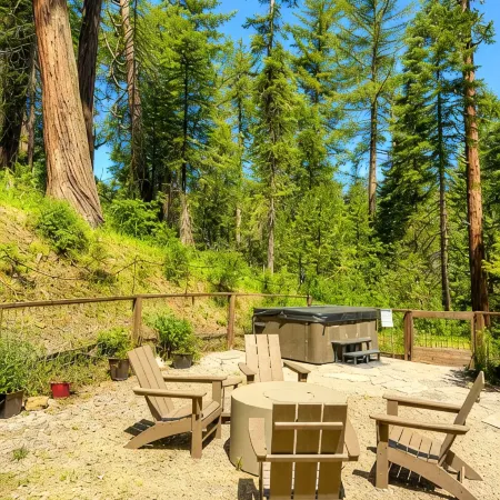Sage House - Walking Distance to Lake, Hot Tub, Pet Friendly w/ New AC
