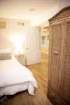 Pristine Cottage: EV charger, AC, outdoor shower+ firepit, walk to Bakers Pond - Wifi
