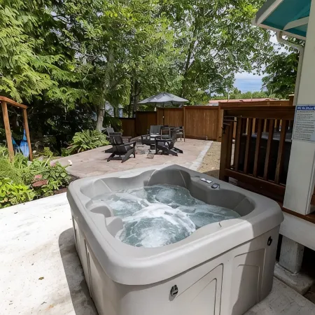 Cheerful coastal cottage w/hot tub - 2 min walk from the beach!