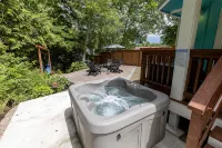 Cheerful coastal cottage w/hot tub - 2 min walk from the beach! - Wi-Fi