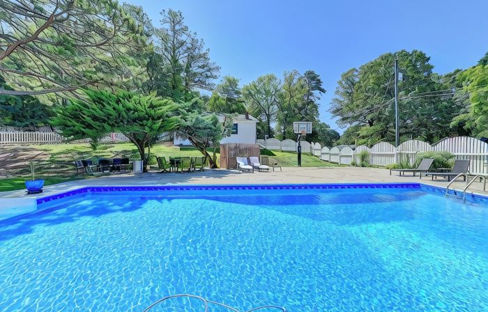 King St Retreat- Pvt Pool, Bball, Ping Pong, Pets OK