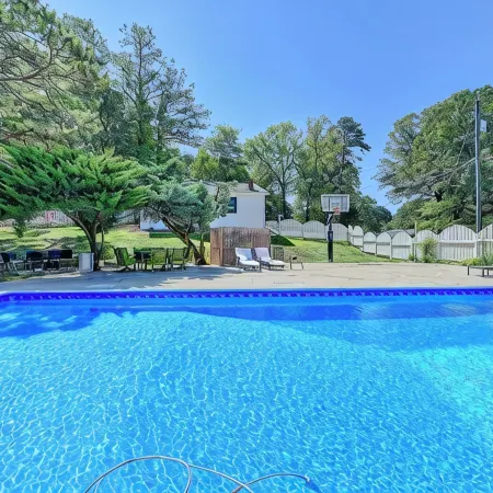 King St Retreat- Pvt Pool, Bball, Ping Pong, Pets OK Отели в г. Савани