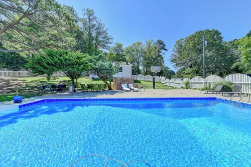 King St Retreat- Pvt Pool, Bball, Ping Pong, Pets OK