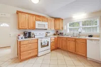 Cozy Cottage Near Beach Sleeps 9 - Country Houses