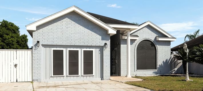 Casa Aaron, Large Pool, Game Room, Spacious Backyard with Palm Trees, 3 Bedrooms ファーのホテル