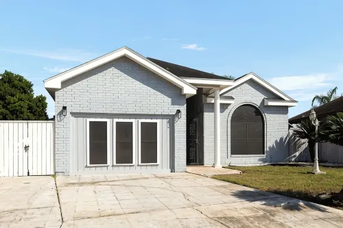 Casa Aaron, Large Pool, Game Room, Spacious Backyard with Palm Trees, 3 Bedrooms - Pools
