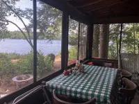 Charming Waterfront Cabin with Mountain View and Private Beach Access! - Chalets