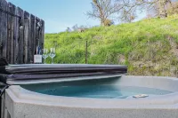 3 King Beds On Pacific  *Downtown  *Pets OK  *Hot Tub - Bungalows