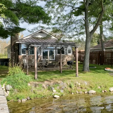 Relaxing Taylor Lake Retreat directly on the Chain of Lakes