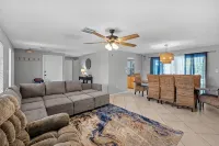 Quiet home near esplanade & tiger tail beach. heated pool & bikes - 2-Star