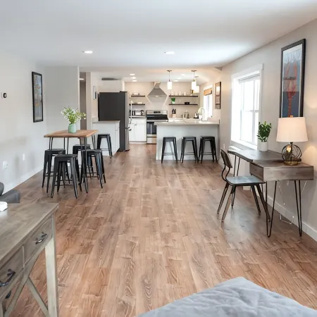 Spacious and Bright Downtown APT with River View