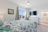 Enjoy Amazing Views at Almost New Spacious Oceanfront Unit, Huge Deck, Elevator - 5-Star