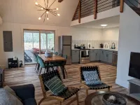 Tranquil Chalet Retreat, Short Walk to Lake & Pool - con encanto